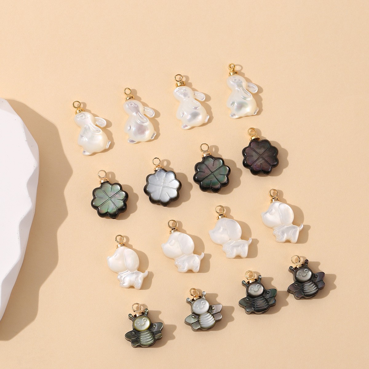 Natural white butterfly shell cute little rabbit, puppy, scattered beads, little bee DIY handmade bead bracelet necklace material accessories